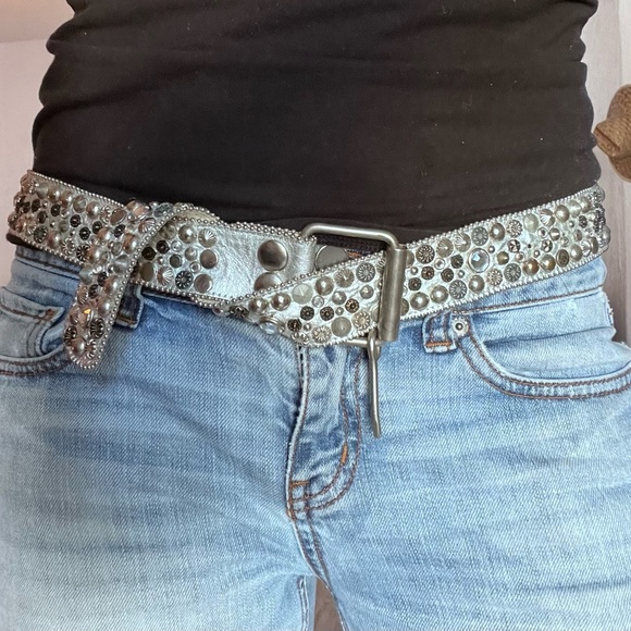 Long, seashell, jeweled, silver belt. - Picture 8 of 10